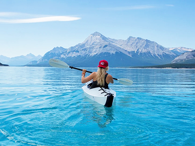 平靜湖面獨木舟